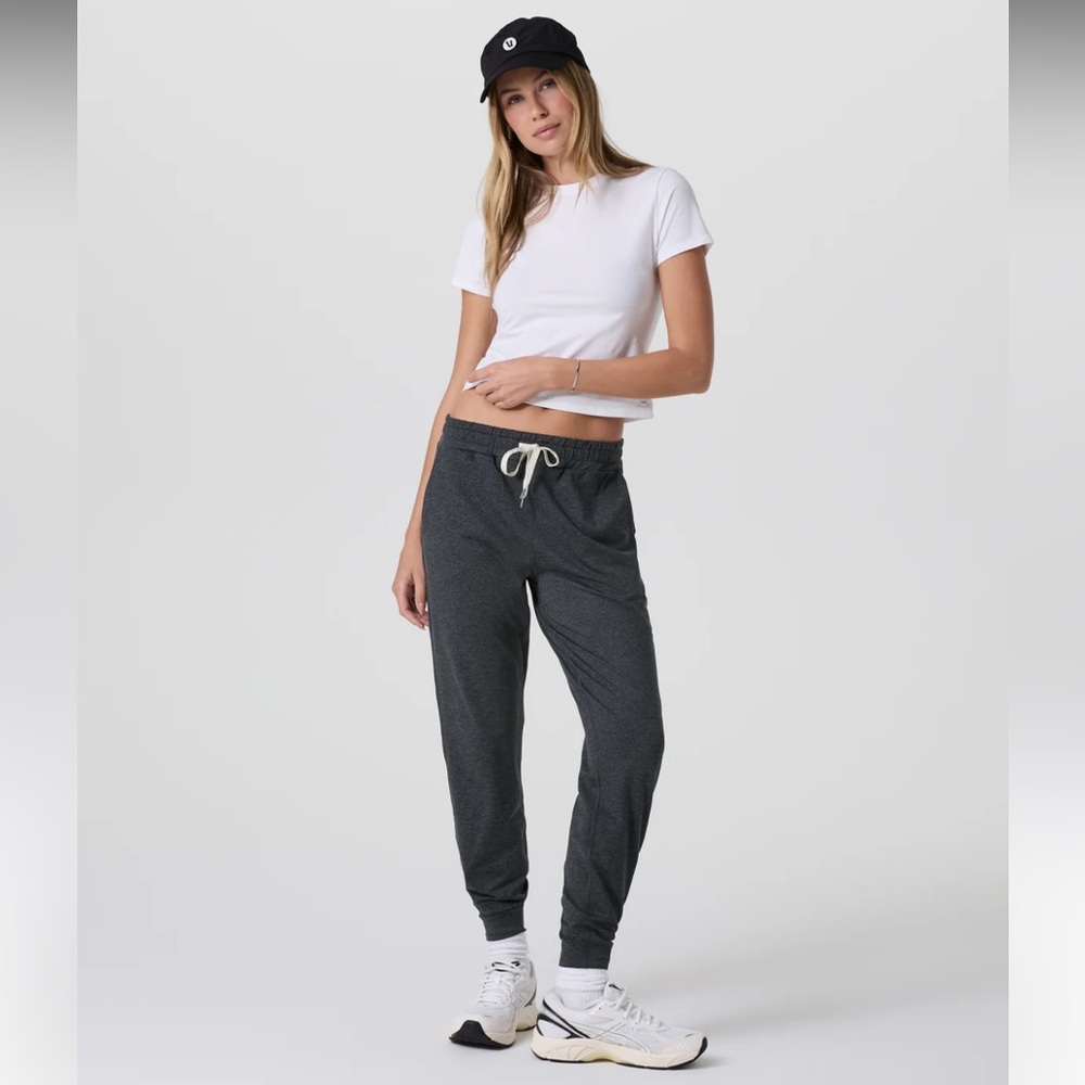 Vuori performance jogger women’s size medium in charcoal gray